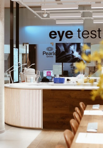 Grand Visions Pearle in Utrecht, the Netherlands, has undergone a remarkable retail transformation, courtesy of Studio Königshausen's visionary design. This revitalized customer journey not only prepares the optician's store for the future but also redefines it. Design by Studio Königshausen.